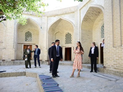 Leyla Əliyeva ilk Buxara Biennalesinin əsərləri ilə tanış olub