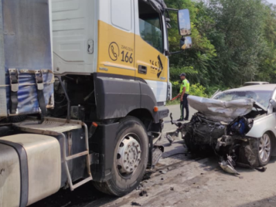 "Hyundai" yük maşınına çırpıldı -&nbsp;Ər-arvad öldü