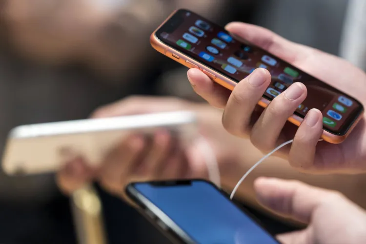 Azərbaycanda smartfondan ən çox kimlər istifadə edir?