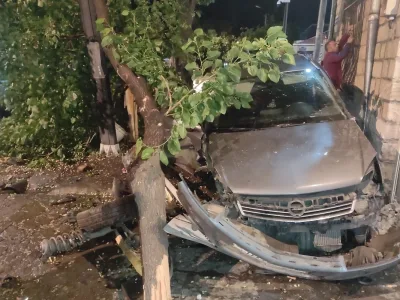 Bərdədə avtomobil evə çırpıldı, 3 nəfər...