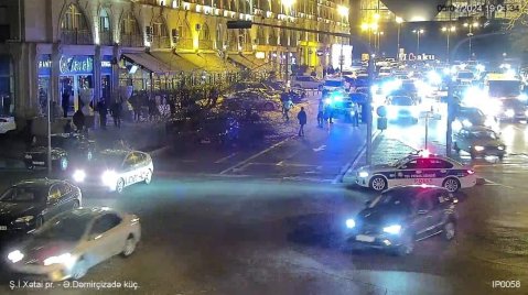 Ağac qırılıb yola düşdü, hərəkət çətinləşdi - FOTO