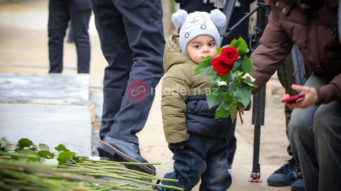 Görüşə bilmədiyi qəhrəman bibisinin məzarına gedən 2 yaşlı Cəlil - FOTO&nbsp;