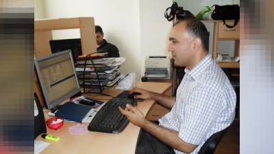On altı mərtəbəli binanın on yeddinci mərtəbəsindəki  redaksiyadan reportaj...