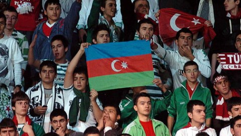 Azərbaycanlı futbolçu ermənilərə qol vurdu, Azərbaycan bayrağı stadionda 