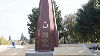 YAP-çı deputat Türkiyə bayrağının Şəhidlər Xiyabanından götürülməsini düzgün saymır 