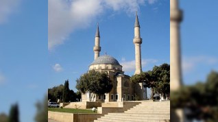 "Şəhidlər" məscidinin qarşısındakı bayraqlar hələ yerinə qaytarılmayıb