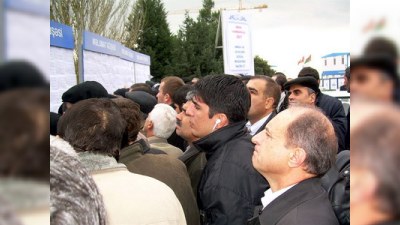 Azərbaycanda qanun yaxın qohumların birgə işləməsini qadağan etsə də...