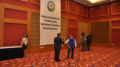 Medianı və QHT-ləri mükafatlandırma mərasimindən fotosessiya