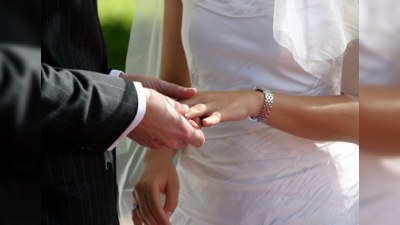 Azərbaycanda 18 yaşlı oğlan 60 yaşlı arvadla evlənib