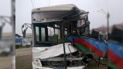Binəqədidə iki avtobus toqquşub, 5 ölü var (fotolar)