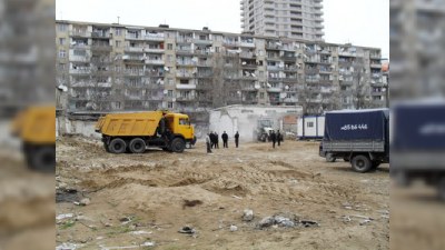 Evləri sökülənlər axşam saatlarında etiraz aksiyası keçirdilər