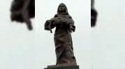 Hansı Ana fəryad qoparana oxşayır? (iki abidənin fərqi)