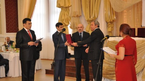 Qalib jurnalistləri mükafatlandırma mərasimindən fotosessiya