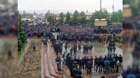 Qırğız müxalifəti parlament binasını ələ keçirib 