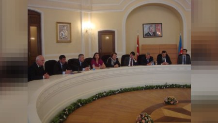 Deputatlar və jurnalistlər "Qarabağ və media" mövzusunu müzakirə etdilər