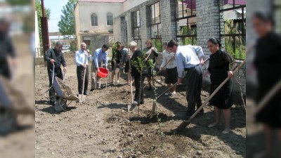Jurnalistlər Yevlaxda ağac əkib, bağ saldılar (foto)