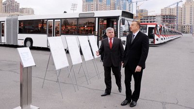 Prezident Bakıya gətirilmiş yeni sərnişin avtobuslarına baxıb