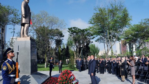 Bakıda Atatürkün heykəli