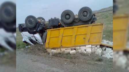 Bakı-Astara yolunda "Kamaz" aşıb