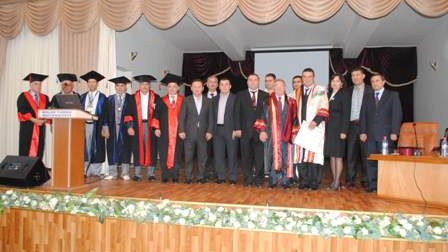 Süleyman Dəmirəl Unversitetinin rektoruna Bakıda fəxri diplom verilib
