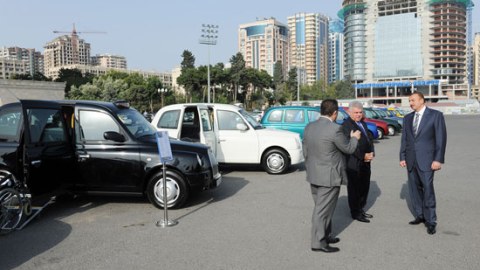 İlham Əliyev Bakıya gətirilən yeni taksiyə əyləşib (foto)