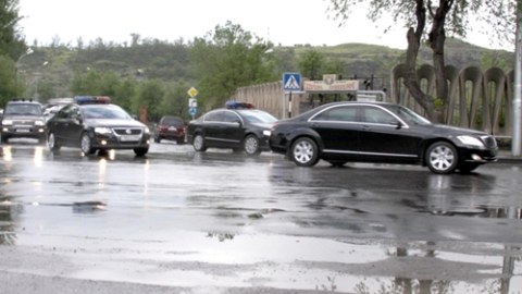 Ermənistanda prezident Serj Sərkisyanın kortejinə butılka atdılar