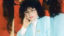Zeynəb Xanlarova imza vərəqələrini götürüb