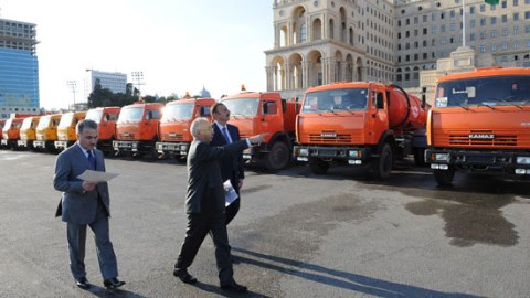 Prezident Bakıya gətirilən kommunal xidmət maşınları ilə tanış olub