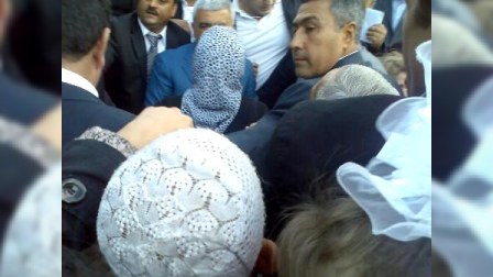 Rövnəq Abdullayev seçicilərdən şikayət məktublarını şəxsən yığdı