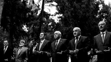Tanınmış siyasətçilərdən kimlər məscidə gedir?