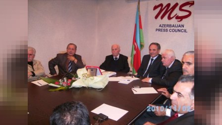 Mətbuat Şurası jurnalist Çingiz Ələkbərovun 85 illiyi ilə bağlı mərasim keçirib