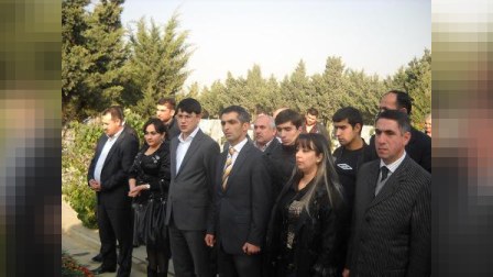 Gənclər Təşkilatları Milli Şurası Mübariz İbrahimovun məzarını ziyarət edib
