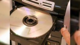 Metro keçidlərində 1 manata satılan pirat DVD diskləri harada yazılır? 
