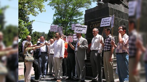 Jurnalistlərin aksiyayası: «Əlinizi ayılardan və qəzetlərdən çəkin!» şüarı ilə 