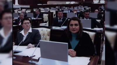 Yeni Milli Məclisdə kim kimin yanında oturdu?