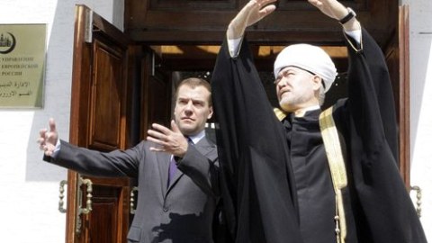 Rusiya baş müftisi hakimiyyəti yıxıb-sürüdü: “Antiislam siyasəti aparılır”