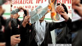 Nardaranda Misir Mərdanovun şəkillərini yandırıblar