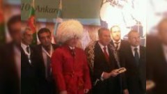 Əhməd Davudoğluna türkmən libası hədiyyə edilib
