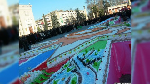 İlham Əliyevin ad günü üçün bişirilən 49 metrlik tort kəsilib (fotolar)