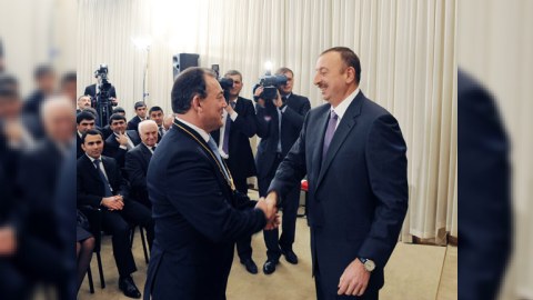 Polkovnik beynəlxalq mükafatı Prezident İlham Əliyevə təqdim edib