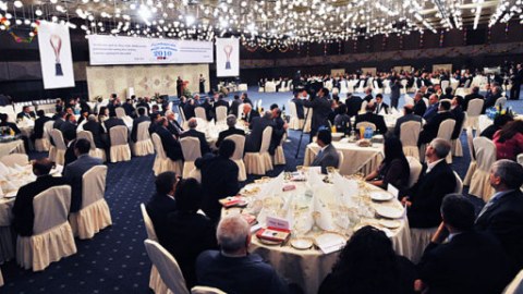 Mükafatı jurnalistlərə Ramiz Mehdiyev verib
