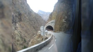 Erməni arvadlarını Xankəndindən İrəvana aparan mikroavtobus Laçında dərəyə aşıb