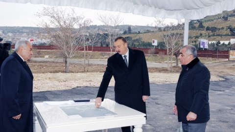 İlham Əliyev gəmi təmiri zavodunun ərazisinə baxıb