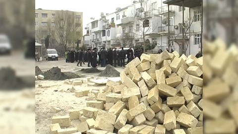 İcra başçısı Gəncədə qarajları sökdürür