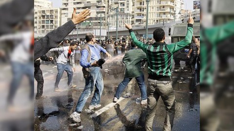 Misirdə polis "Rədd olsun Mübarək!" deyən kütləni dağıdır (fotolar)