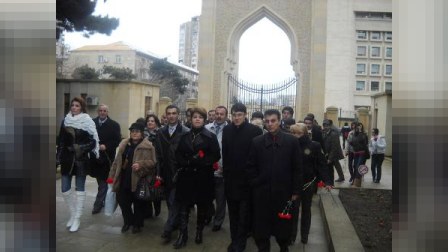 Milli Şura üzvləri Fəxri Xiyabanda... (Fotosessiya)