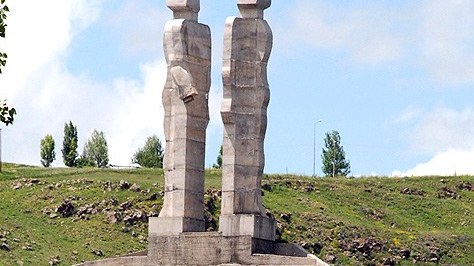 Qars bələdiyyəsi qərar verdi: "İnsanlıq abidəsi" yıxılsın!