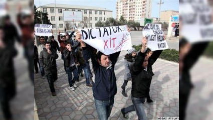 Gənclər Xırdalanda Hüsnü Mübarəkin heykəlini fitə basıblar (aksiya)