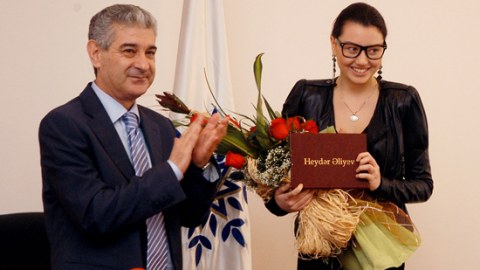 Səfurə Əlizadəyə YAP-ın vəsiqəsi verildi (Foto)