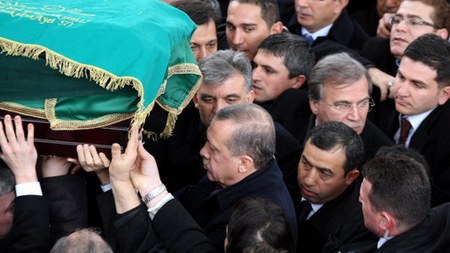 Gül və Ərdoğan Ərbakanla vida mərasimində basabasa düşüblər
